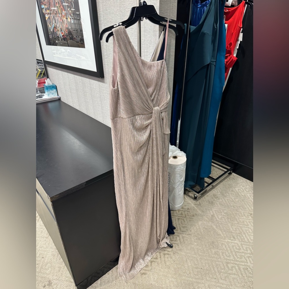 Beautiful one shoulder dress.